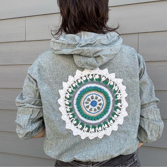 Light hoodie with crochet - Picture 1 of 10